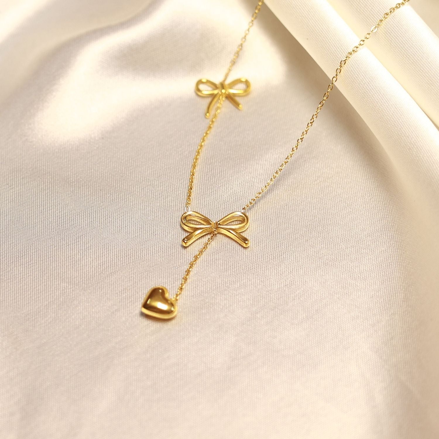 Charm Knot 18K Gold radiance pendant