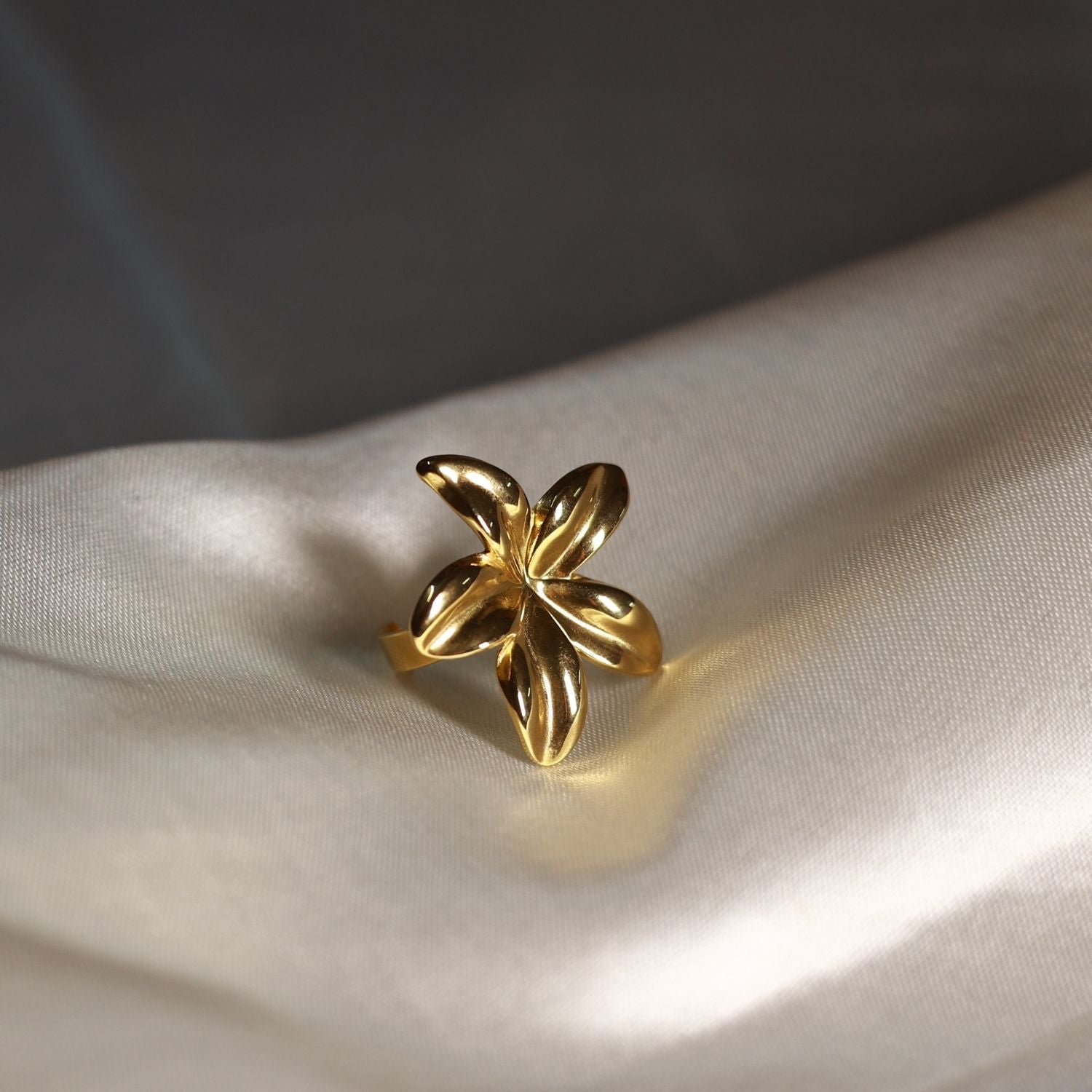 Bold Bloom Finger Ring